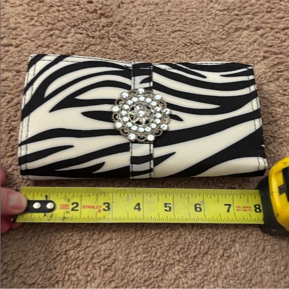 NWT Prezerve Elegant Zebra Print Women's Clutch with Embellishment - Picture 5 of 5